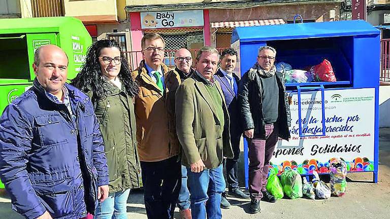 Solidaridad a través de un contenedor de reciclaje Solidaridad a través de un contenedor de reciclaje