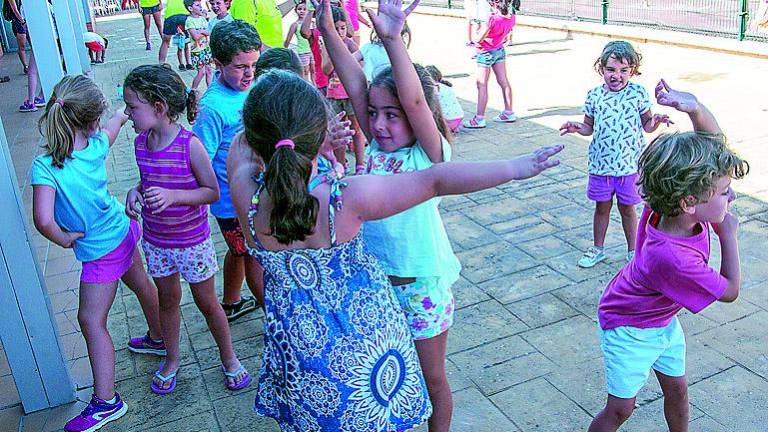 Sol, agua y juegos en las piscinas Sol, agua y juegos en las piscinas