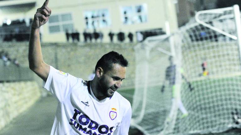 Set blanco con un Beda que tiene hambre de gol Set blanco con un Beda que tiene hambre de gol