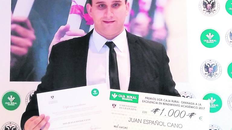 Juan Español, galardonado por su brillantez académica Juan Español, galardonado por su brillantez académica