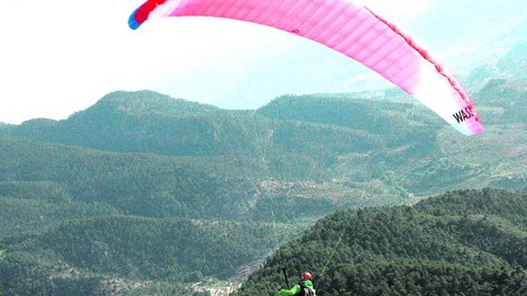 La Sierra de Segura vuelve a acoger el Festival Internacional del Aire “El Yelmo”