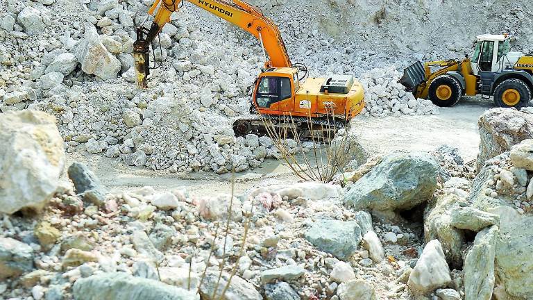 Una familia que extrae y sirve un mineral que está de moda Una familia que extrae y sirve un mineral que está de moda