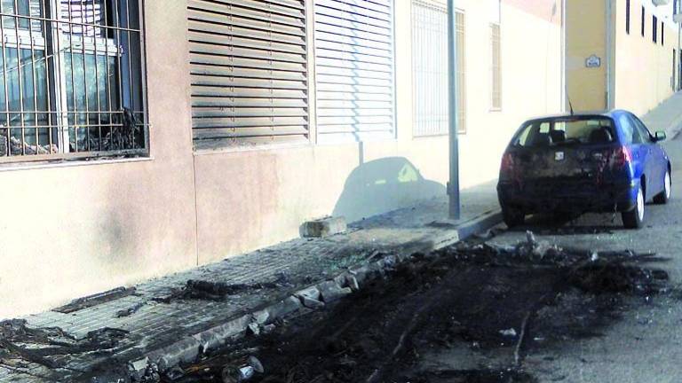 Desalojo de un bloque de pisos al incendiarse una furgoneta Desalojo de un bloque de pisos al incendiarse una furgoneta