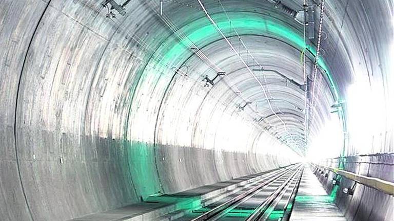 Suiza abre el túnel de San Gotardo, el más largo y profundo del mundo Suiza abre el túnel de San Gotardo, el más largo y profundo del mundo