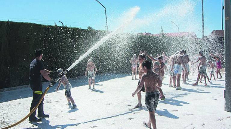 Los niños del campamento urbano conocen el trabajo de los Bomberos Los niños del campamento urbano conocen el trabajo de los Bomberos