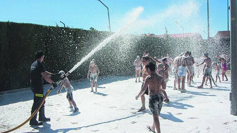 Los niños del campamento urbano conocen el trabajo de los Bomberos