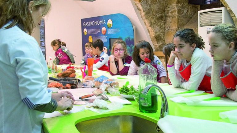 Niños aprenden a cocinar en el Centro de Interpretación Olivar y Aceite