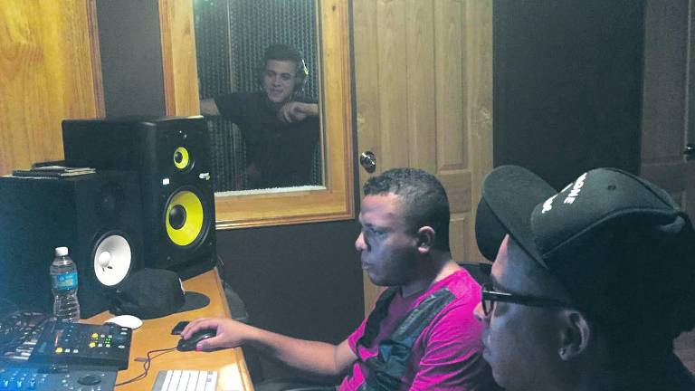 Tony Lozano prepara canciones de “reggaeton” en tierras colombianas Tony Lozano prepara canciones de “reggaeton” en tierras colombianas
