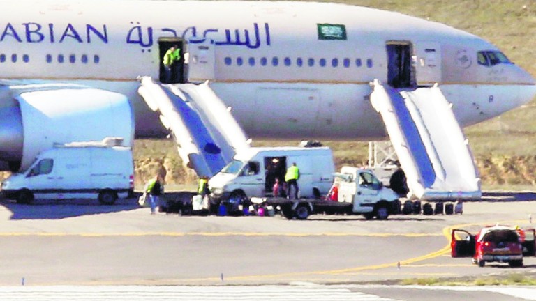 Un falso aviso de bomba siembra el terror en el aeropuerto de Barajas