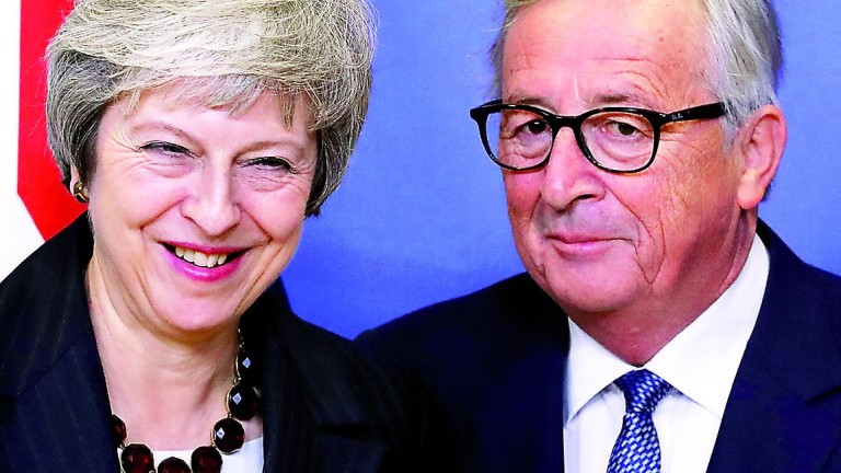 May habla con Tusk y Juncker para desbloquear la situación tras el “no”