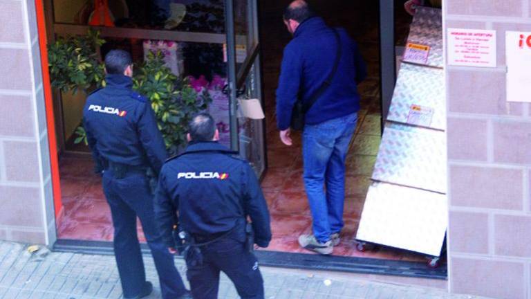 Robo, en plena madrugada, en un negocio de la calle Alonso de Molina Robo, en plena madrugada, en un negocio de la calle Alonso de Molina