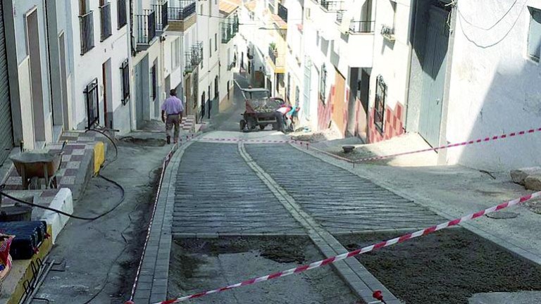 El Ayuntamiento ejecuta obras de emergencia en Castillo de Locubín