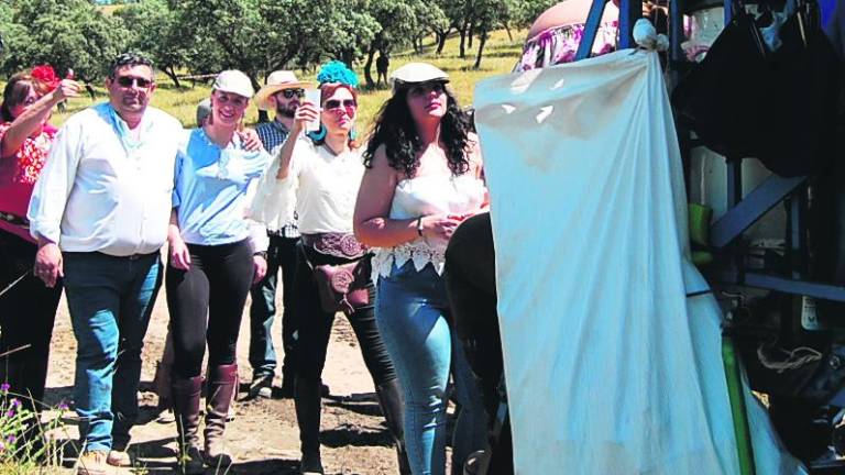 Las carretas regresan del Cerro, tras una alegre e intensa romería Las carretas regresan del Cerro, tras una alegre e intensa romería