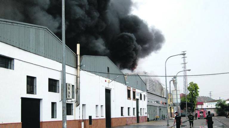 Fuego en el Polígono de la Estación de Andújar Fuego en el Polígono de la Estación de Andújar