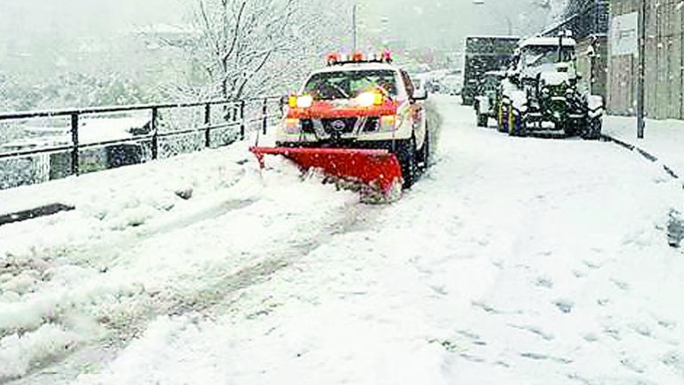 Bomberos y Protección Civil acuden a quince incidencias por las nevadas