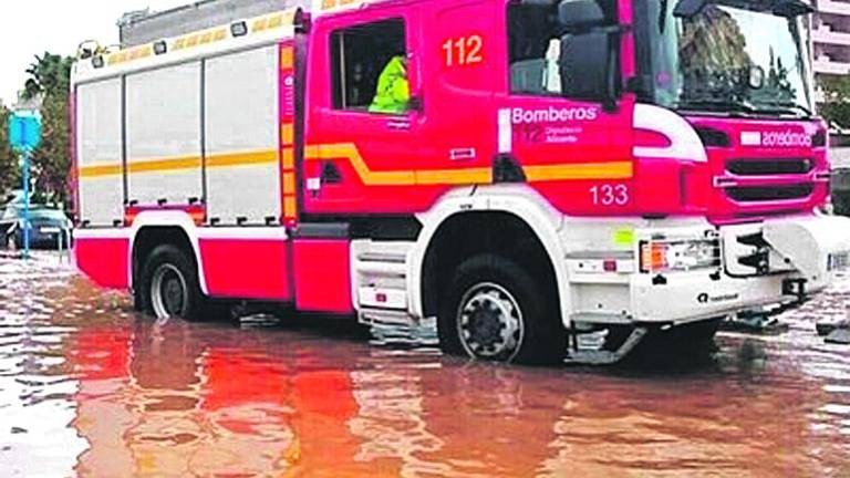 Las lluvias de Benidorm se saldan con varios atrapados por inundación Las lluvias de Benidorm se saldan con varios atrapados por inundación