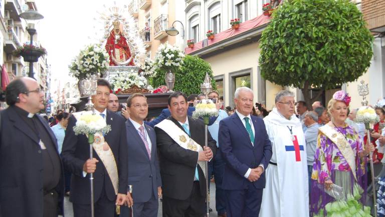 Un gran manto de flores para cubrir de amor a la Virgen de la Cabeza Un gran manto de flores para cubrir de amor a la Virgen de la Cabeza