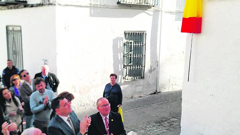 Un pueblo agradecido con la labor de los enfermeros Un pueblo agradecido con la labor de los enfermeros