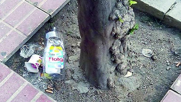 Denuncian el acopio de basura en la barriada de los Marqueses Denuncian el acopio de basura en la barriada de los Marqueses