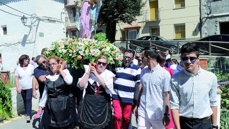 Vivas a la Virgen del Rosario entre jotas y cuerva