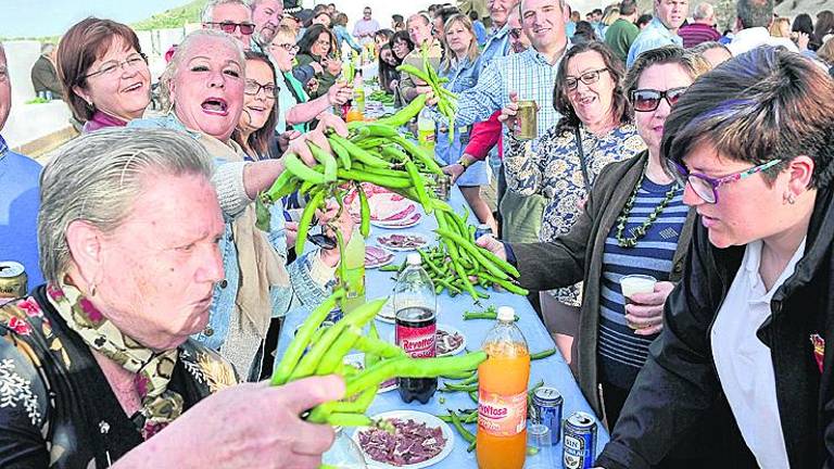 Larva se viste de gala para disfrutar de su patrón Larva se viste de gala para disfrutar de su patrón