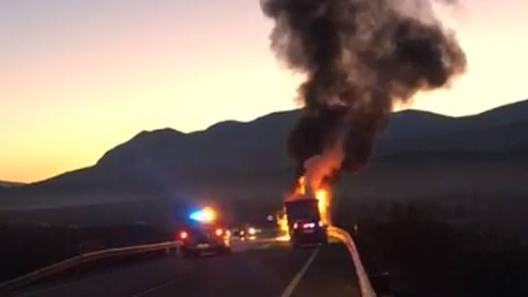 Incendio de un camión de orujo en la A-316 Incendio de un camión de orujo en la A-316