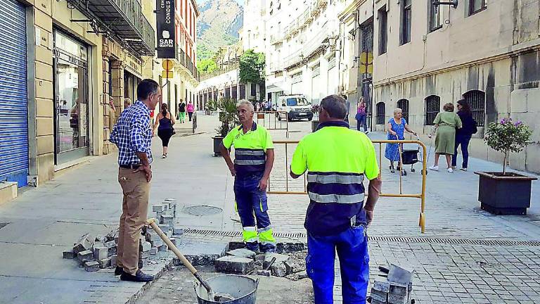 Adoquines de estreno frente a la Catedral y la calle Campanas