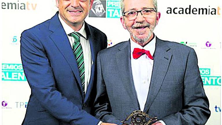 Antonio Ramírez recibe uno de los premios “Talento” Antonio Ramírez recibe uno de los premios “Talento”
