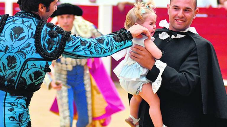 El toreo de Cayetano y Adrián de Torres vence la tormenta El toreo de Cayetano y Adrián de Torres vence la tormenta