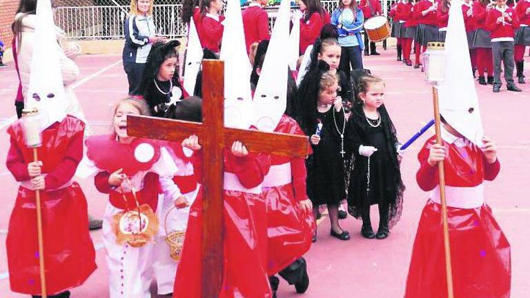 Procesión escolar en el patio