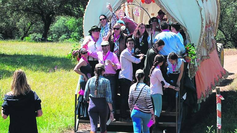 Las carretas regresan del Cerro, tras una alegre e intensa romería Las carretas regresan del Cerro, tras una alegre e intensa romería