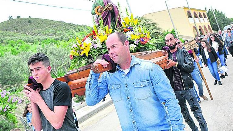 Larva se viste de gala para disfrutar de su patrón Larva se viste de gala para disfrutar de su patrón