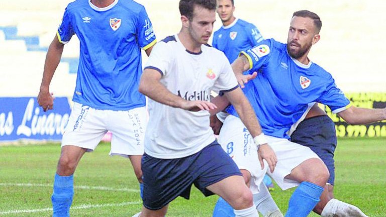 Juanfran, un jugador clave del Linares, jugará su tercera temporada de azulillo