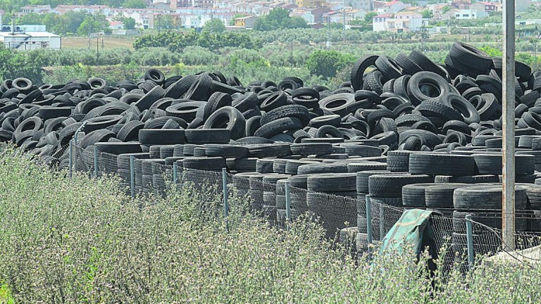 La Fiscalía denuncia el cementerio de neumáticos usados