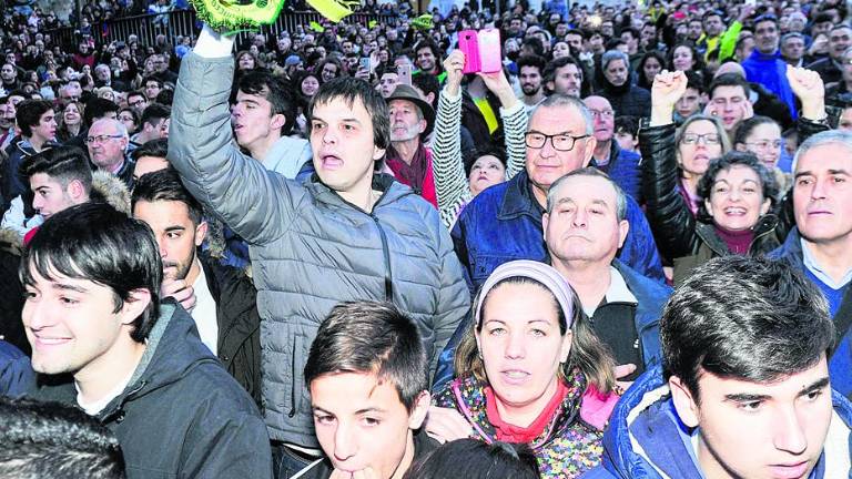 Cánticos, bengalas y mucha fiesta Cánticos, bengalas y mucha fiesta