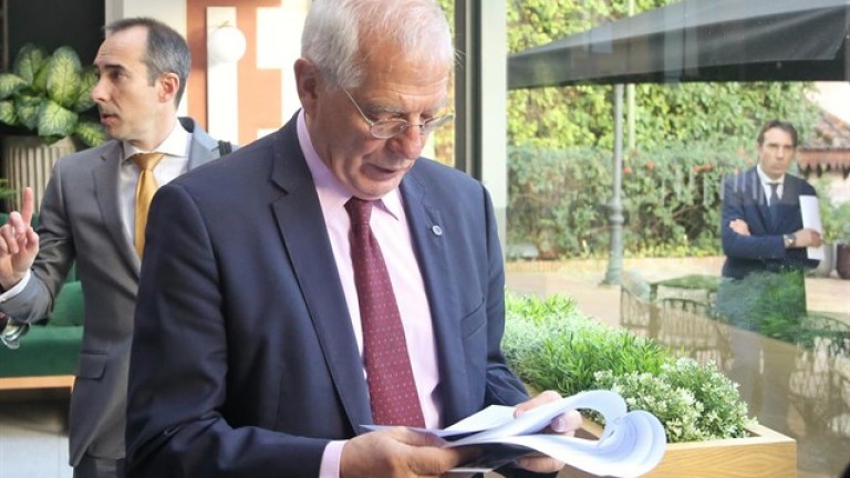 Borrell llama a honrar la Carta Magna