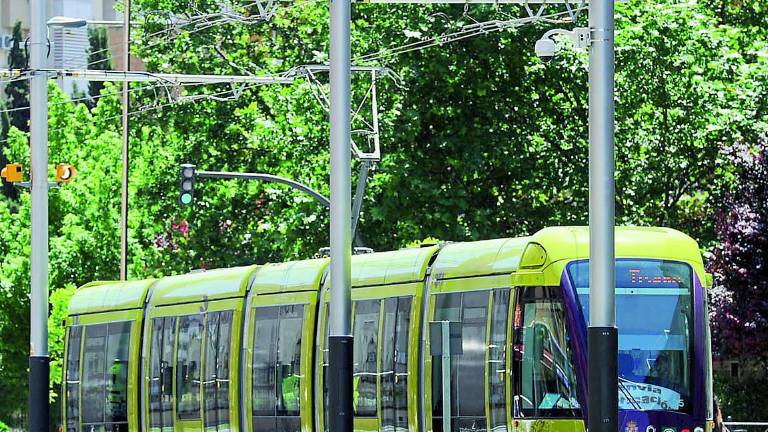Un acuerdo a tres bandas puede sacar de las cocheras al tranvía Un acuerdo a tres bandas puede sacar de las cocheras al tranvía