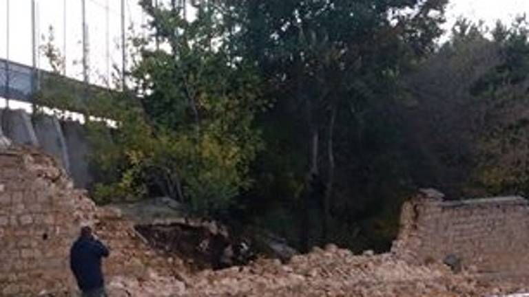 Las intensas lluvias y el viento provocan el derrumbe de un muro Las intensas lluvias y el viento provocan el derrumbe de un muro