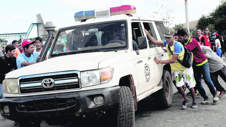 Un muerto en el choque de fuerzas a cuenta de la ayuda en Venezuela