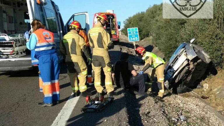 Aparatosa salida de vía de un vehículo en la autovía A4 Aparatosa salida de vía de un vehículo en la autovía A4