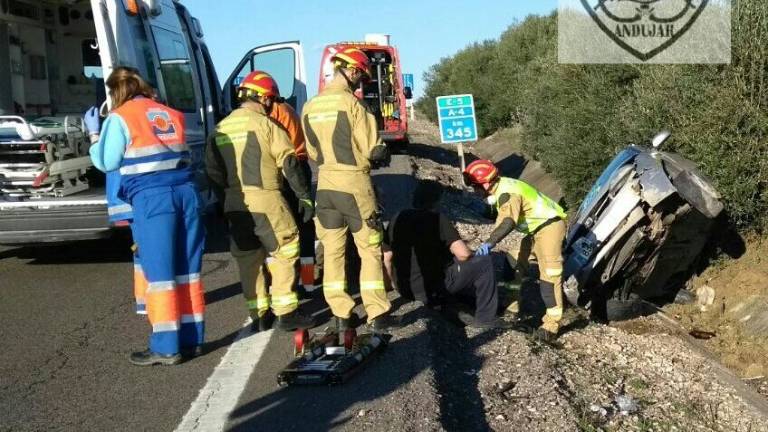 Aparatosa salida de vía de un vehículo en la autovía A4