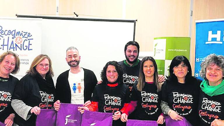 Dieciséis jóvenes luchan contra la discriminación Dieciséis jóvenes luchan contra la discriminación