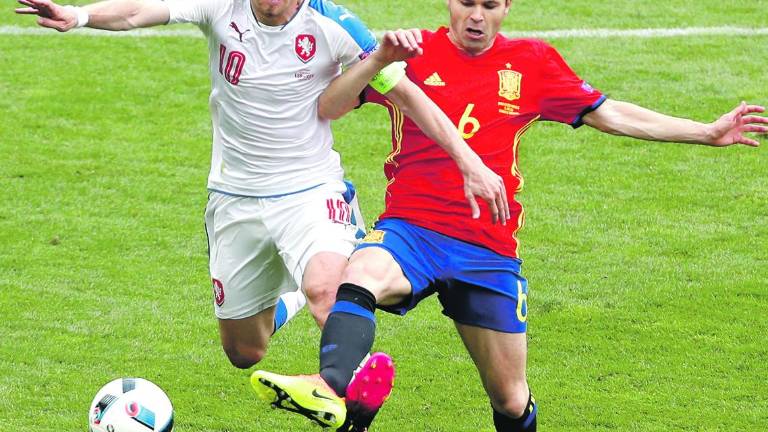Piqué rescata a una España guiada por la maestría de Iniesta Piqué rescata a una España guiada por la maestría de Iniesta