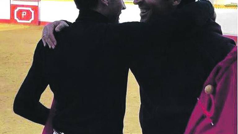 El exfutbolista Raúl González, de “toreo” en Navas de San Juan El exfutbolista Raúl González, de “toreo” en Navas de San Juan