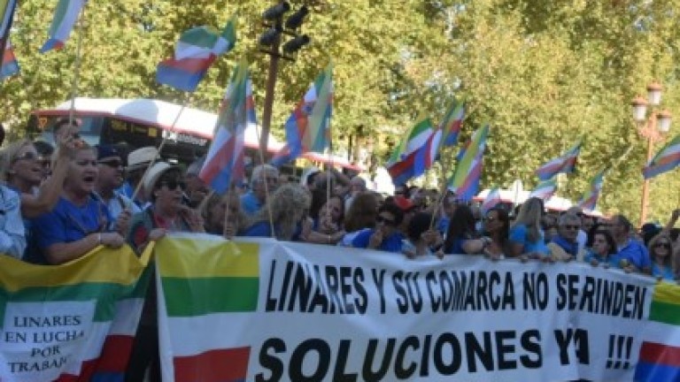 La plataforma carga contra Susana Díaz tras la protesta.