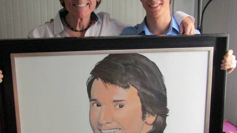 El joven Héctor Lara brinda una muestra de su arte a “Raphael” El joven Héctor Lara brinda una muestra de su arte a “Raphael”