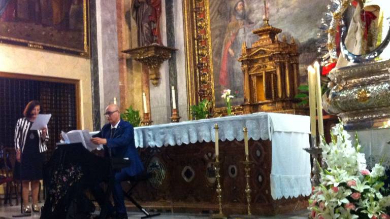 Pareja rinde homenaje a la Virgen de la Cabeza en Granada Pareja rinde homenaje a la Virgen de la Cabeza en Granada