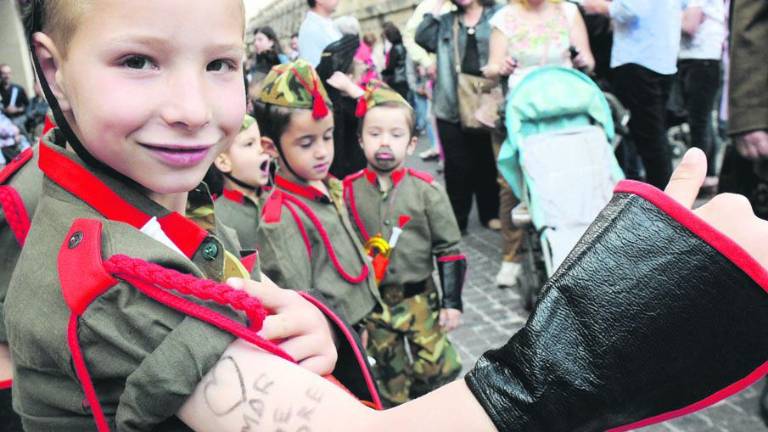 Las procesiones de los niños abren la festividad Las procesiones de los niños abren la festividad