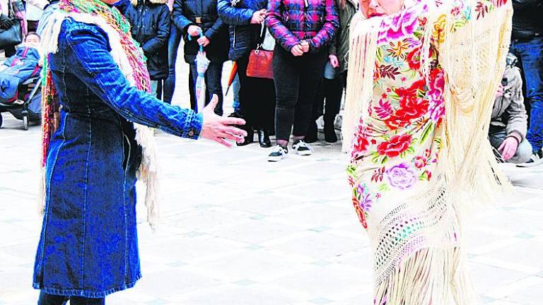 San Antón baila flamenco por las calles de la capital