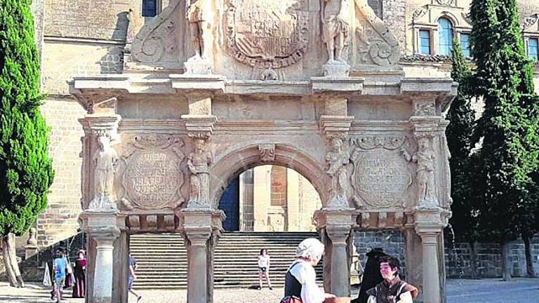 Baeza se viste de cine para recibir a Lope enamorado Baeza se viste de cine para recibir a Lope enamorado